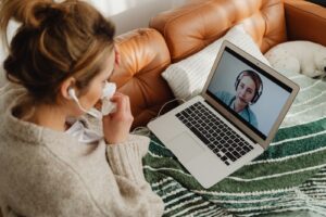 Consulenza naturopatica online tramite laptop