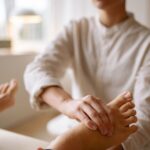 Riflessologia plantare: pressione sul piede durante il trattamento
