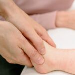 Riflessologia plantare e fibromialgia: tocco delicato sul piede