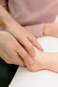 Riflessologia plantare e fibromialgia: tocco delicato sul piede