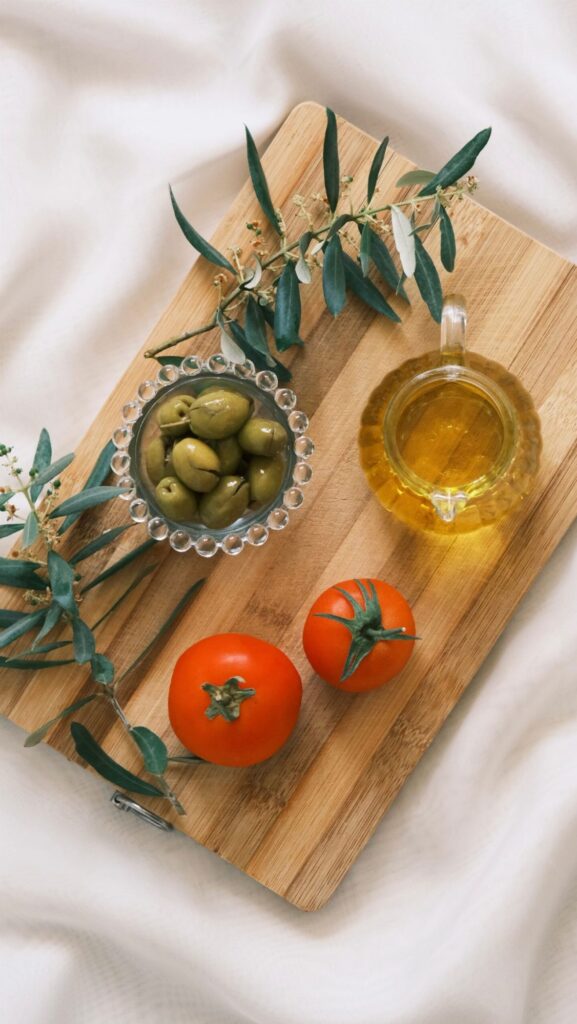 Alimentazione naturale: olio extravergine, olive e pomodori freschi